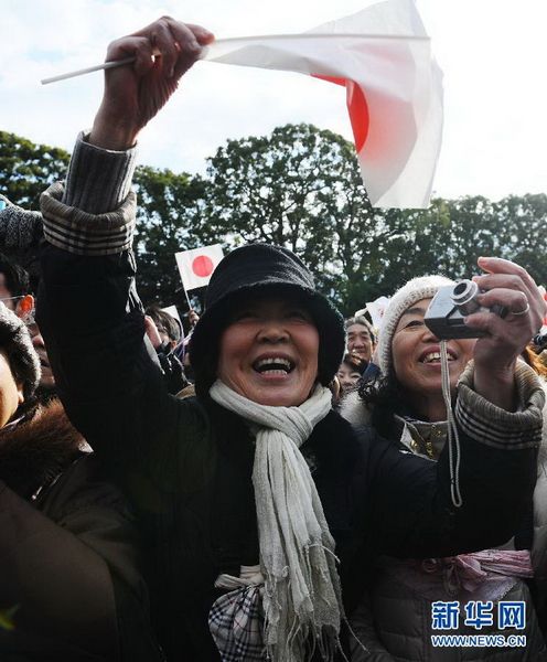 當(dāng)?shù)貢r間12月23日，在位于日本東京的皇宮，民眾向明仁天皇祝賀生日。