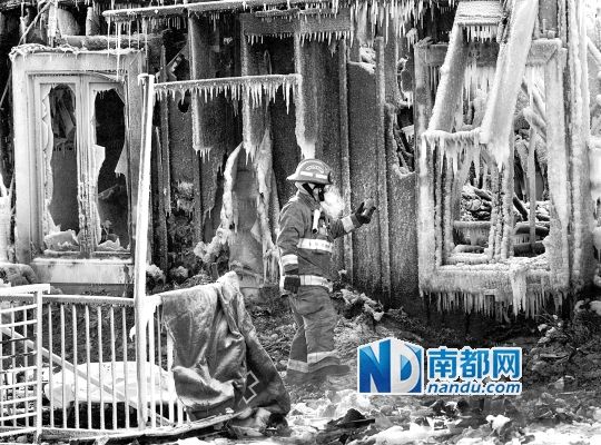 消防員用蒸汽機(jī)融化救火后殘留的冰層，尋找遇難者遺