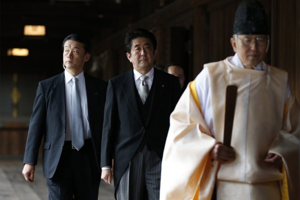 當(dāng)?shù)貢r(shí)間2013年12月26日，日本東京，日本首相安倍晉三抵達(dá)靖國(guó)神社。