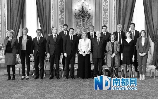 2月22日，在意大利羅馬總統(tǒng)府，新任總理馬泰奧·倫齊(前左五)與總統(tǒng)納波利塔諾(前右四)及新內(nèi)閣成員