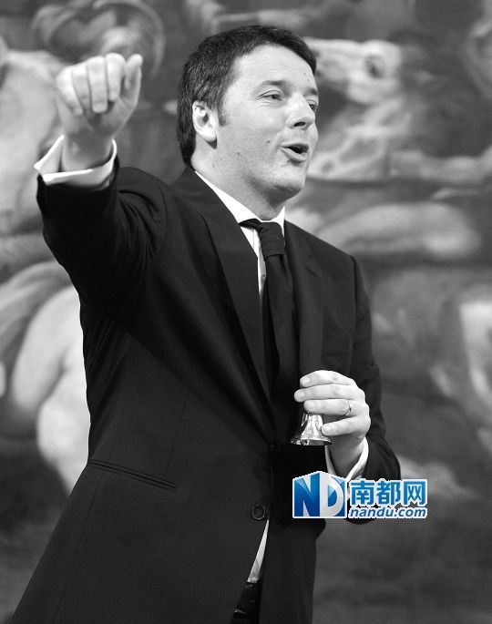 2月22日，在意大利羅馬總理府，新任總理馬泰奧·倫齊搖鈴象征正式行使總理權(quán)力。
