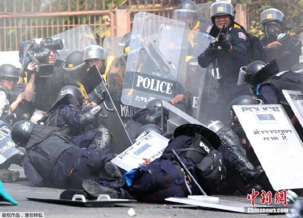 當(dāng)?shù)貢r(shí)間2月18日，泰國(guó)曼谷警方與示威者發(fā)生沖突。