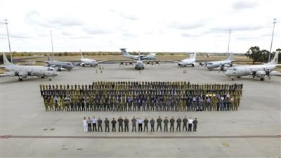 4月29日，澳大利亞珀斯，馬航MH370空中搜索正式結(jié)束，參與搜索的多國(guó)部隊(duì)在離開(kāi)前留影紀(jì)念。