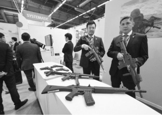 　日本企業(yè)在歐洲國際防務展上展示橡膠槍。