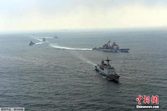 資料圖： 2014年3月14日，韓國與美國軍艦參加韓美2014“鷂鷹”聯(lián)合軍演。