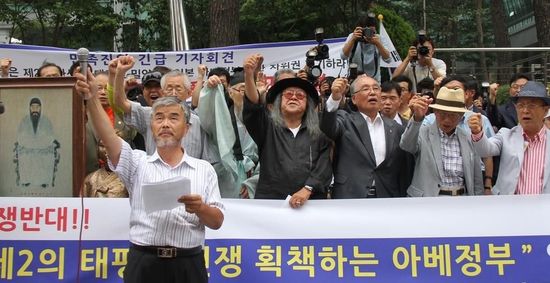 7月2日，在韓國首爾的日本駐韓國大使館前，民眾手持標(biāo)語參加抗議活動(dòng)。