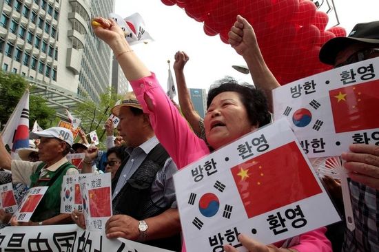 7月2日，在中國駐韓使館前，韓國民眾集會(huì)歡迎中國國家主席習(xí)近平訪韓，并打出寫有“釣魚島是中國的土地”字樣。