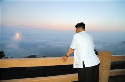 　朝鮮最高領(lǐng)導(dǎo)人金正恩正在觀看導(dǎo)彈發(fā)射。