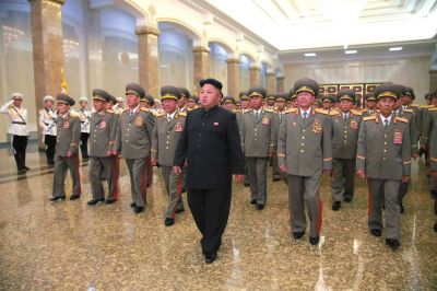金正恩率領(lǐng)軍隊領(lǐng)導(dǎo)人等前往平壤錦繡山太陽宮瞻仰了金日成、金正日的遺容。