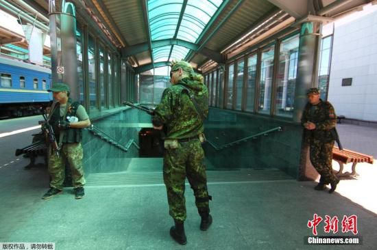 烏克蘭政府軍和民間武裝在頓涅茨克機(jī)場(chǎng)火車站附近發(fā)生激烈交火,火車站附近街道受到炮彈猛烈襲擊。
