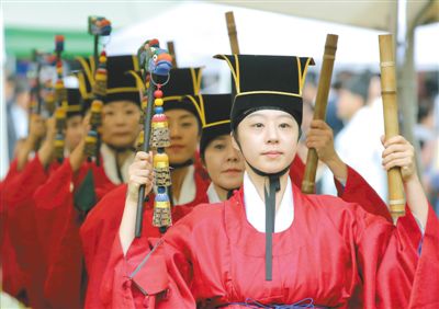 3日，韓國首爾，成均館內(nèi)，民眾穿著傳統(tǒng)服飾跳舞迎接中秋。中秋和春節(jié)一樣，是韓國最重要的傳統(tǒng)節(jié)日。