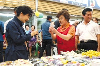 5日，韓國首爾，韓國總統(tǒng)樸槿惠在中秋前視察市場(chǎng)，購買過節(jié)食品。