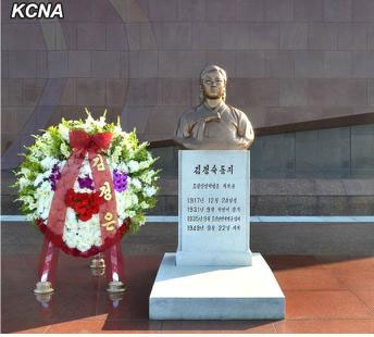 　朝鮮22日在大城山革命烈士陵園舉行向抗日女英雄金正淑女士銅像敬獻(xiàn)花圈儀式，紀(jì)念她的逝世65周年。