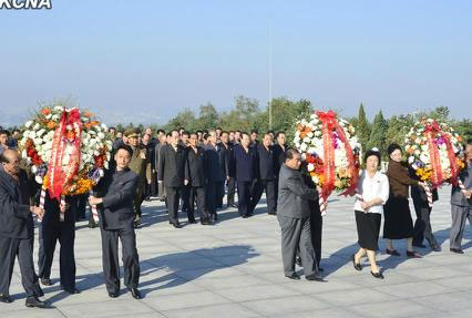 　朝鮮勞動(dòng)黨中央委員會(huì)、最高人民會(huì)議常任委員會(huì)和內(nèi)閣分別向銅像敬獻(xiàn)了花圈。