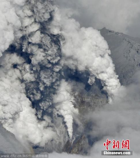 日本中部御岳山發(fā)生噴發(fā)，或已造成數(shù)人受傷。這座日本第二高的火山噴出高達(dá)3公里的火山灰。