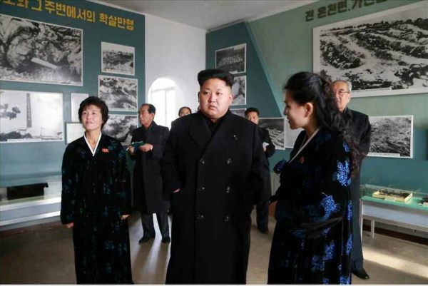 當(dāng)?shù)貢r(shí)間2014年11月25日，據(jù)朝鮮《勞動新聞》報(bào)道，朝鮮領(lǐng)導(dǎo)人金正恩和妹妹金與正一起視察朝鮮反美
