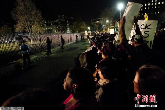 美國白宮前擠滿了抗議槍殺黑人青年的白人警察免遭起訴案件的美國民眾。
