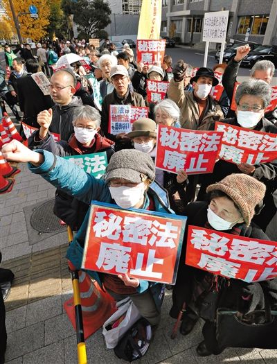 10日，日本東京，民眾聚集在首相官邸前，抗議當天生效的《特定秘密保護法》。