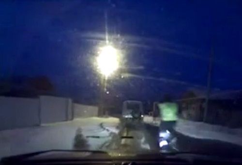 警車追逐中仍未追上可疑汽車，此時令人震驚的一幕出現(xiàn)，一名警察從警車中跳出來，向可疑車輛跑去。