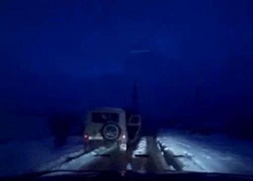 　　警察成功打開可疑汽車的車門并登上汽車，司機(jī)見狀立即停車及棄車逃走，警察則下車?yán)^續(xù)追捕司機(jī)。