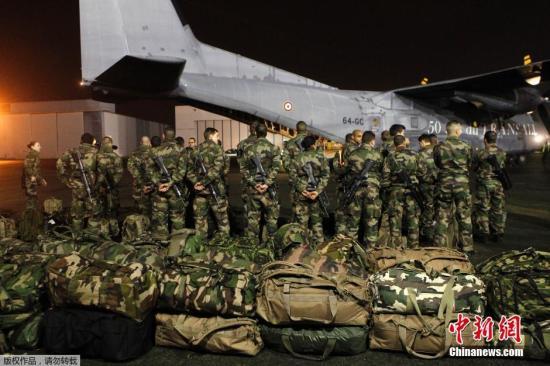 當(dāng)?shù)貢r(shí)間1月7日，法國(guó)軍人抵達(dá)巴黎布爾歇機(jī)場(chǎng)。他們將被部署在巴黎，以增強(qiáng)巴黎市的安保力量。