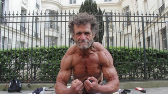 巴黎50歲流浪漢薩亞戈·雅克擁有一身壯碩的肌肉。（網(wǎng)頁(yè)截圖）