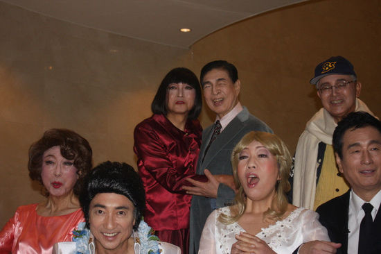 日本前首相鳩山由紀(jì)夫（后排左一）女性扮相演出音樂劇（網(wǎng)頁截圖）