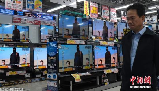 當?shù)貢r間1月20日，日本東京，民眾在電視機前觀看極端組織劫持綁架日本人質(zhì)事件最新播報。