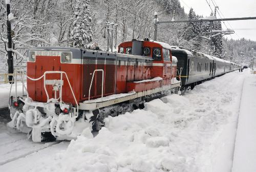 JR一臥鋪特急列車(chē)，因大雪在JR奧羽線津輕湯站附近拋錨，約130名乘客不得不在車(chē)上過(guò)夜。