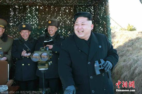 資料圖：當?shù)貢r間2015年1月31日，據(jù)朝鮮《勞動新聞》報道，朝鮮最高領導人近日視察朝鮮?？哲娐?lián)合演習，演習中還出動了戰(zhàn)斗機和潛艇。