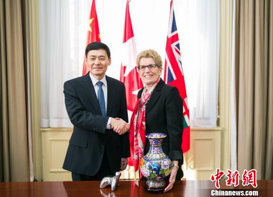 圖示省長韋恩（右）與薛冰總領(lǐng)事首度官式會(huì)晤?！“彩?攝