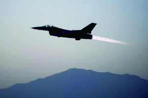 美國(guó)軍方19日證實(shí)，一架美軍F-16戰(zhàn)斗機(jī)上周在阿富汗東部遭到地面火力攻擊，受損嚴(yán)重，不得不拋掉兩個(gè)油箱以及多件武器彈藥才勉強(qiáng)返航。事發(fā)區(qū)域主要受塔利班控制。過去，塔利班武裝組織曾經(jīng)數(shù)次使用小型火力擊落美軍直升機(jī)，但從未擊中能在高空超音速飛行的F-16戰(zhàn)斗機(jī)。