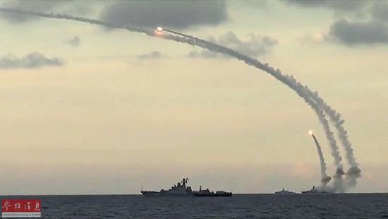 圖為里海艦隊軍艦從里海水域發(fā)射18枚“口徑-NK”巡航導(dǎo)彈。