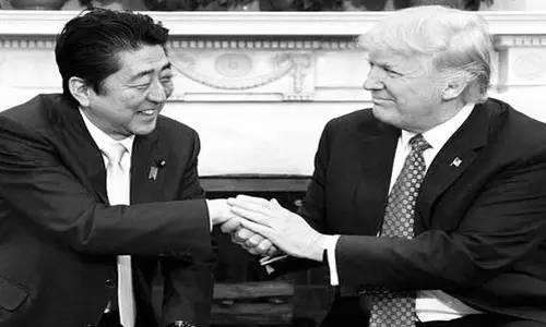 本來來訪者還應包括墨西哥總統(tǒng)培尼亞·涅托的。但特朗普簽署行政令稱要在美國和墨西哥之間建墻，還要向墨西哥出口到美國的商品加征20%關稅的行為惹怒了墨西哥人。