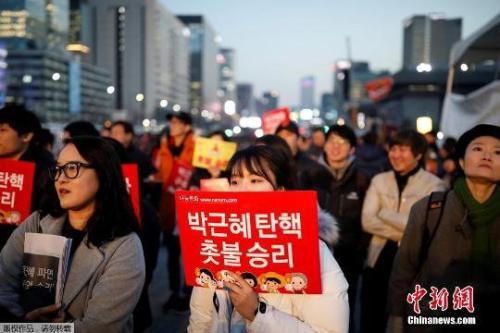 資料圖：當(dāng)?shù)貢r(shí)間3月10日上午，韓國憲法法院就總統(tǒng)彈劾案審判，樸槿惠被立即免去總統(tǒng)職務(wù)。當(dāng)晚，韓國民眾走上首爾街頭舉行燭光集會(huì)。