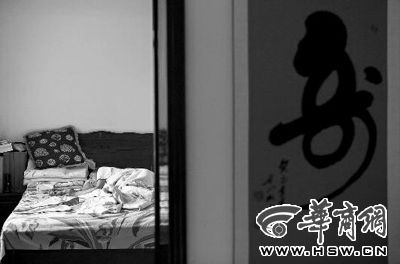 昨日，徐萬發(fā)躺在自家床上，鼻子插著氧氣管 記者張杰攝