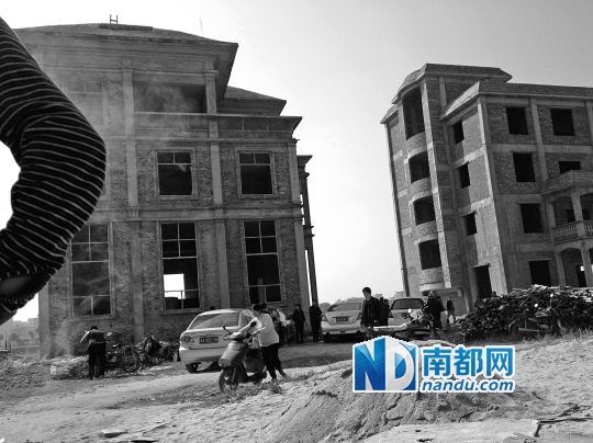 兩棟被舉報(bào)的違建樓下昨日一度聚集了超過(guò)百人，城管離開(kāi)后逐漸散去。南都記者張志韜實(shí)習(xí)生宋超攝