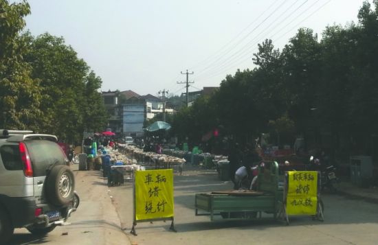 簡(jiǎn)陽董家埂鄉(xiāng)，主干道被占道擺酒席