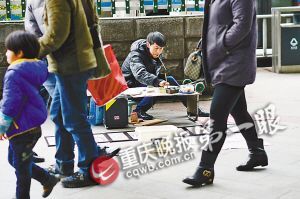 街頭，張啟輝將自己的作品擺放出售。