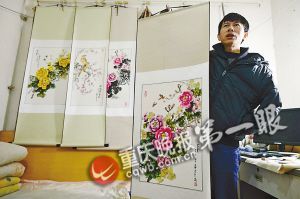 靠一根拇指夾畫筆，張啟輝繪出美麗色彩。