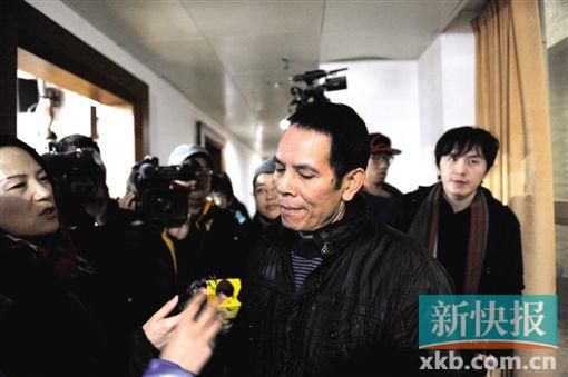 昨日,小華的父親胡國虎接受媒體記者采訪。新快報記者 孫毅/攝