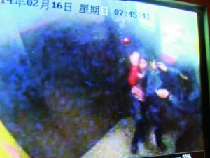 男子尾隨侯某進(jìn)入電梯。