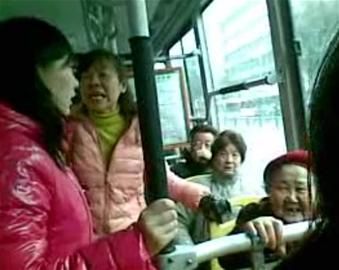 女孩沒給老太讓座被人批。