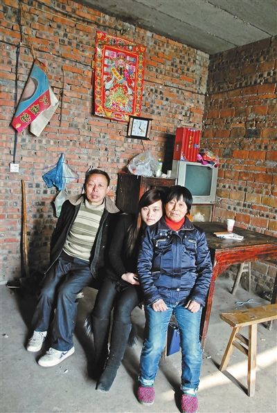 超生女謝先梅(中)、養(yǎng)父謝運才（左）、謝運才的嫂子唐富秀