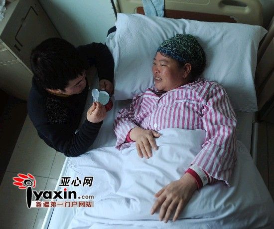 2月15日，馬友紅給病床上的母親喂水喝，對(duì)于家庭現(xiàn)在的處境，身患重癥的母親也時(shí)而感到愧對(duì)兒子。亞心網(wǎng)記者 張已 攝