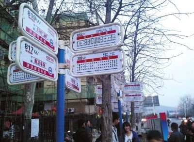 3月16日，江蘇省南京市，眾多乘客在“火車站廣場東”站臺候車。圖/東方IC