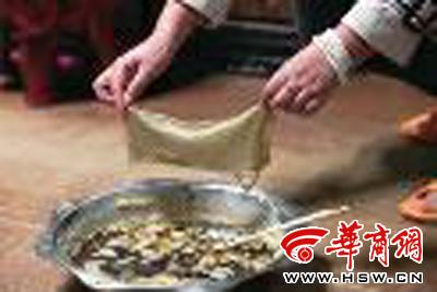 　　昨日，店方讓顧客觀看該火鍋制作時的監(jiān)控錄像本組圖片由本報記者黃利健攝