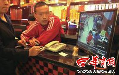 昨日，李女士展示從火鍋店抱回的火鍋，內(nèi)有濕巾