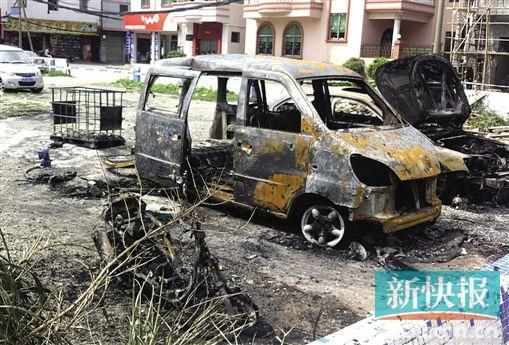涉事面包車燒剩鐵殼。