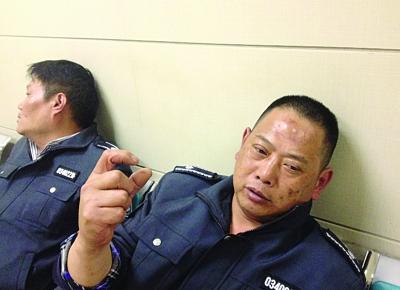 被打傷的城管隊員。陳郁攝